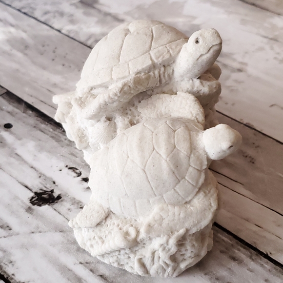 Sand-Deco SandStone Figure Of 2 Sea Turtles On Coral And Sea Shells - Picture 1 of 7